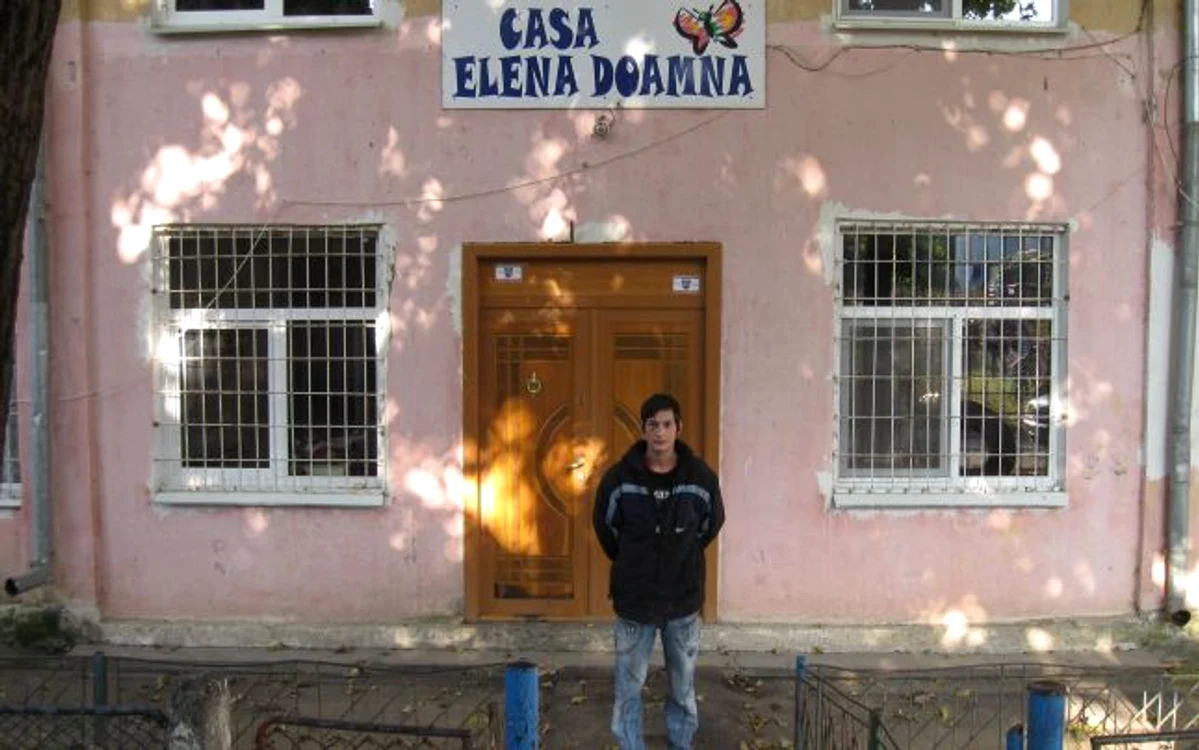 Ionuţ Asaftei în faţă la Centrul Elena Doamna
