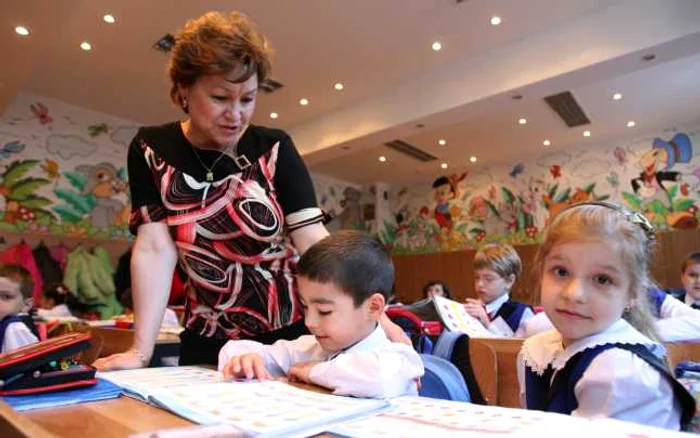 Elevii de clasa I învaţă tainele alfabetului de la învăţătoare