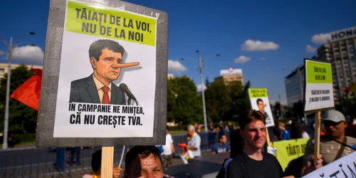 Protest în piața Victoriei față de măsurile de austeritate FOTO Mediafax - pancartă cu Nicușor și creșterea TVA