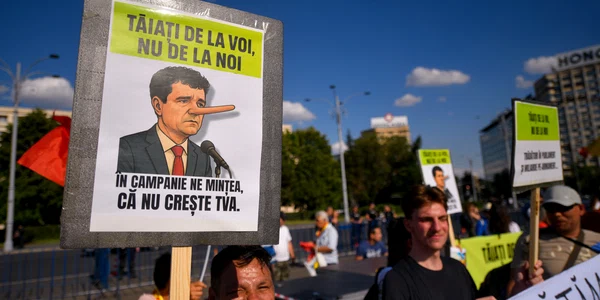 Protest în piața Victoriei față de măsurile de austeritate FOTO Mediafax - pancartă cu Nicușor și creșterea TVA