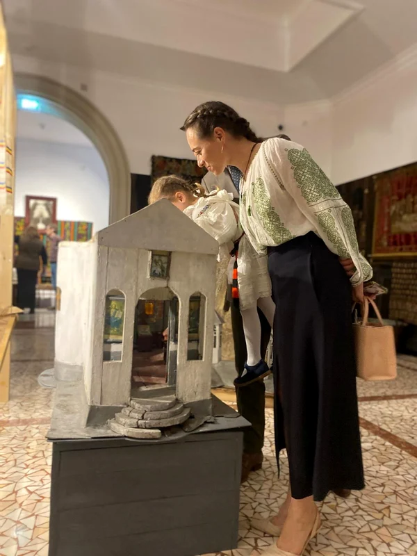 Alina a României și fiica sa, Alexandra, la Muzeul Țăranului Român