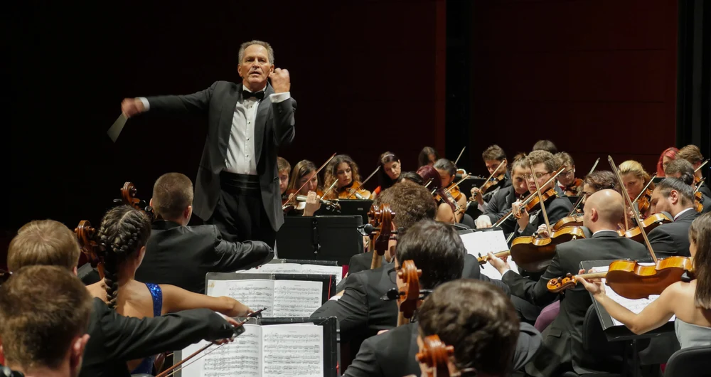 „Divorț” de răsunet la Filarmonica Transilvania. Motivul pentru care dirijorul Cristian Mandeal a părăsit scena