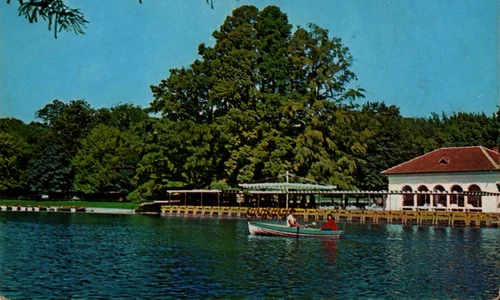 Parcul Poporului (în prezent Parcul Nicolae Romanescu), în 1967. Carte poștală din colecția Secției de Istorie-Arheologie a Muzeului Olteniei Craiova