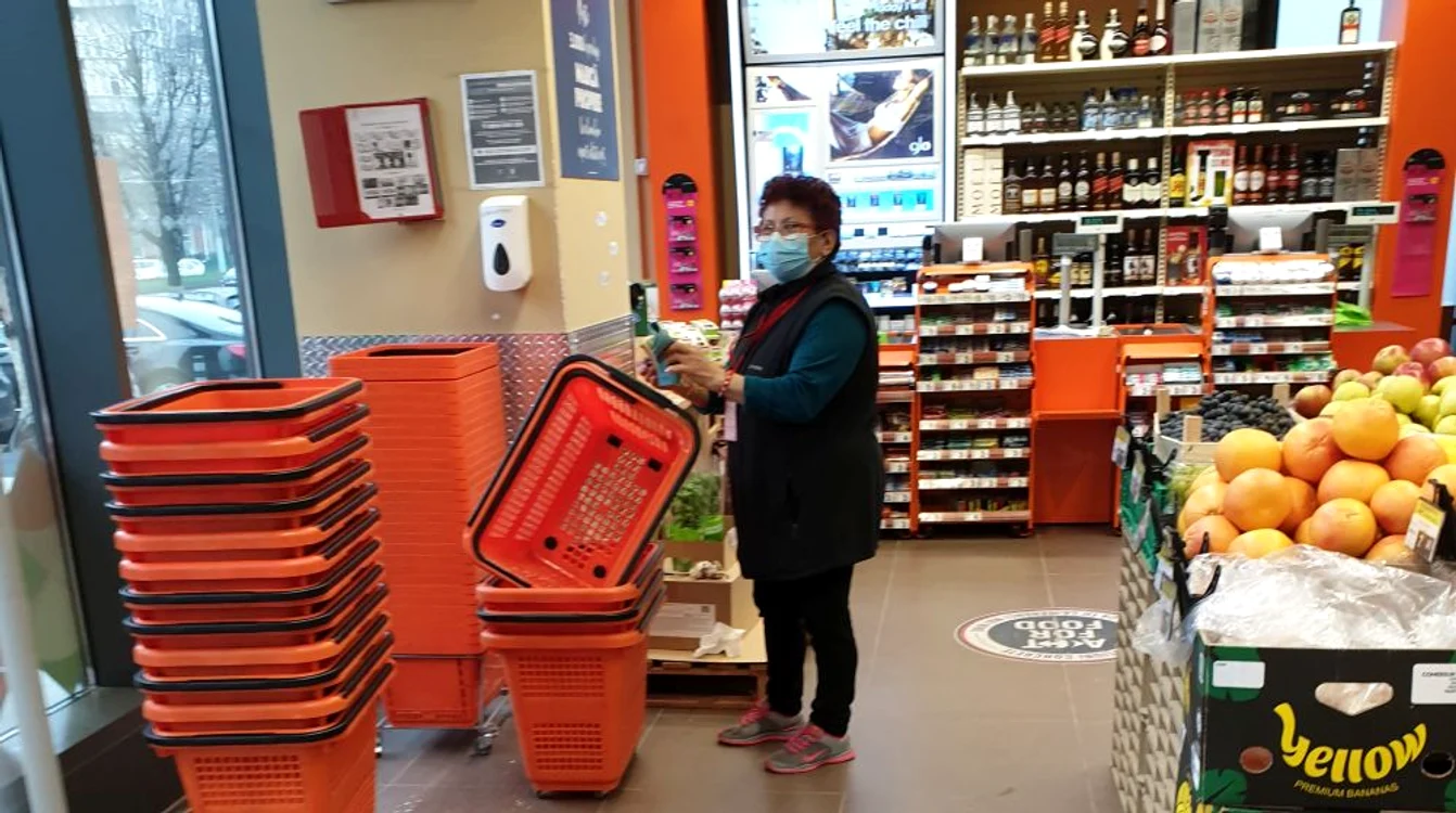 
    Angajații spațiilor comerciale sunt obligați să dezinfecteze suprafețele și obiectele cu care clienții ar putea intra în contact   