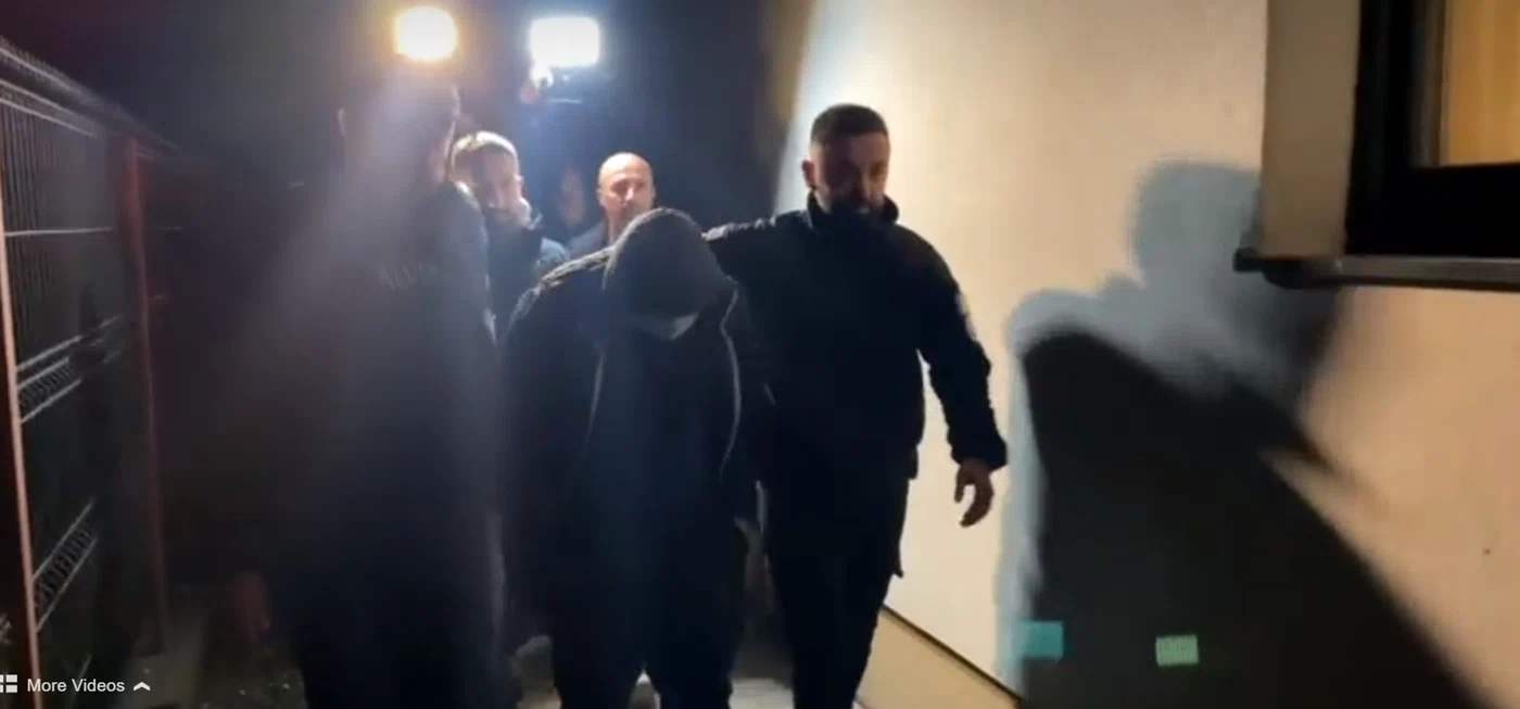 Percheziții la locuința martorului. Sursa foto: captură video Ora de Sibiu