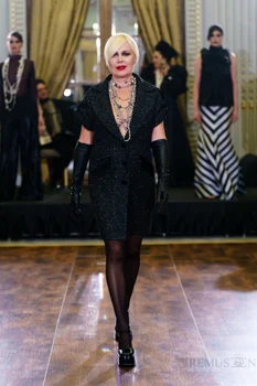 Dana Săvuică a defilat pe podium pentru Romanița Iovan, în show-ul Soirée de la Mode, 140 de ani de Coco Chanel. FOTO: Remus Nicolaescu