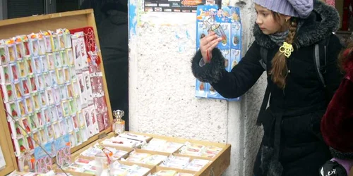 Copiii cumpără cele mai multe mărţişoare, pentru colegi şi profesori