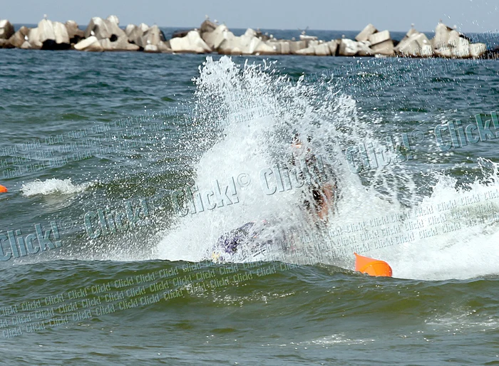 Nu-l vedeţi? E între spumele Mării Negre. Am putea spune că îi cam place să se lase dus de val