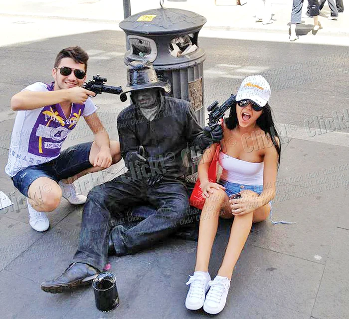 Cruduţa s-a pozat peste tot, cu prietenii lui Nilă