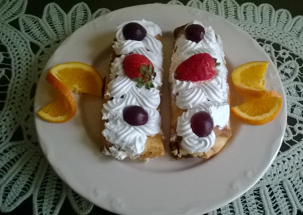 Clătite cu brânză dulce de vaci şi frişcă