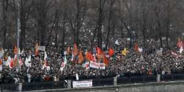 Zeci de mii de ruşi au ieşit în stradă să protesteze împotriva fraudării alegerilor parlamentare şi împotriva lui Putin. Ar putea Piaţa Bolotnaya din Moscova să devină o nouă Piaţă Tahrir?