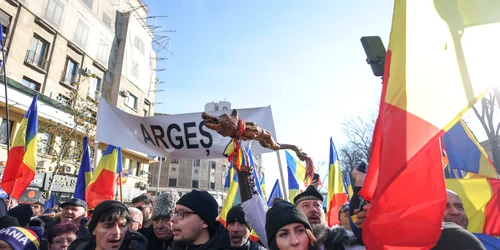 Reprezentanți ai partidului AUR și simpatizanți ai acestora și ai candidatului independent Călin Georgescu participă la o acțiune de protest cu titlul „Miting pentru democrație“ în București. FOTO Inquam Photos / George Călin