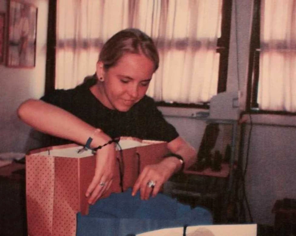 Cristina desfăcând pachetul primit de la mama ei