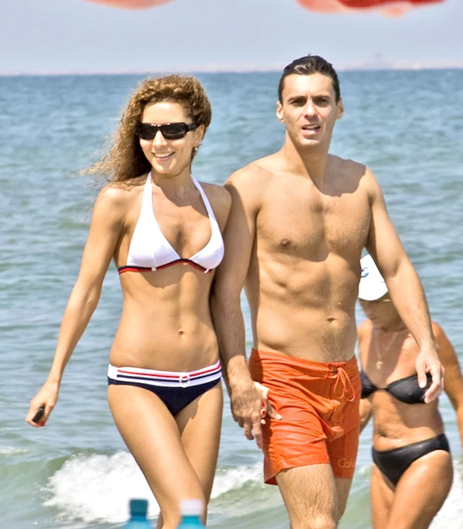 
    Carmen şi iubitul ei,  Mircea Badea, surprinşi  la mare, plimbându-se  şi făcându-le în ciudă  burtoşilor  