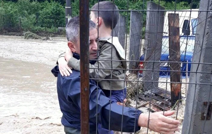 Doi copii (de 5 si 8 ani) şi o femeie au fost evacuaţi dintr-o locuinţă inundată, la Uiasca