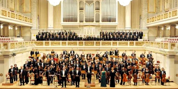 orchestra mondiala a medicilor