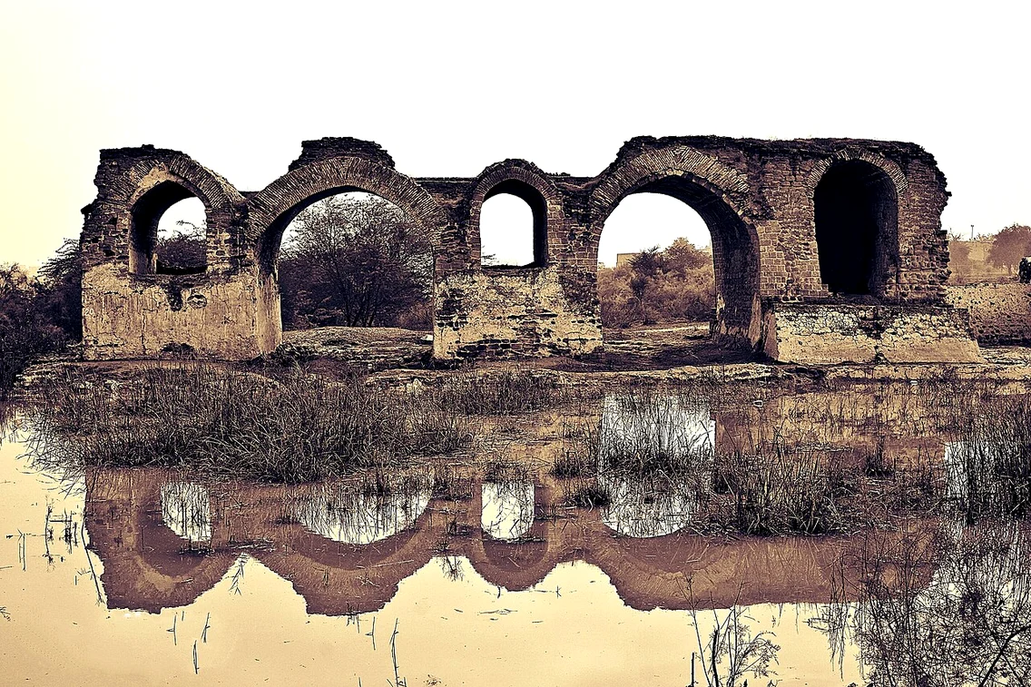 Ruinele podului Band-e Kaisar, în 2016