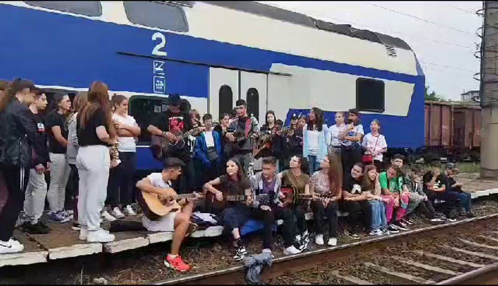 Greva CFR, văzută altfel. Concert într-o gară, oferit de un grup de tineri: „Hei, tramvai, cu etaj şi tras de cai” VIDEO 