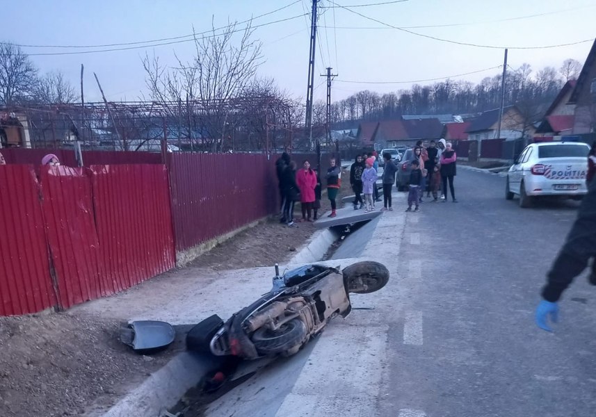 Motociclişti implicaţi în grave accidente. Unul dintre ei a decedat pe loc în coliziunea cu un cap de pod