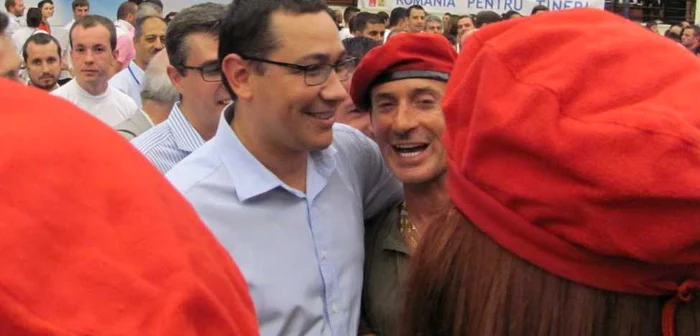 Victor Ponta şi Radu Mazăre admirând manechinele primarului FOTO S. I.