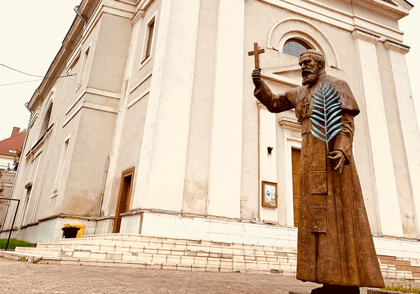 Statuie pentru episcopul martir Ioan Bălan, beatificat de Papa Francisc. Monument impozant în Lugoj