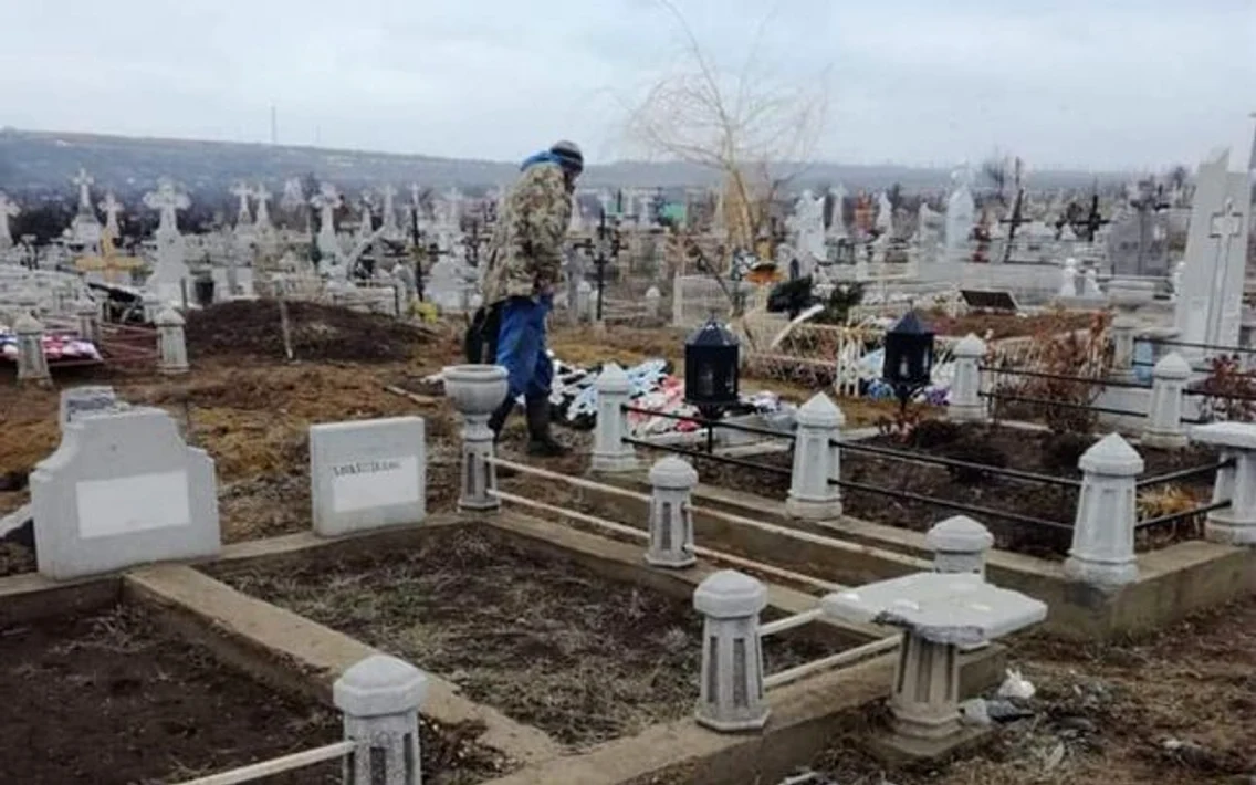 Cimitir profanat în satul Şuletea din Vaslui FOTO Ciprian Tamaş
