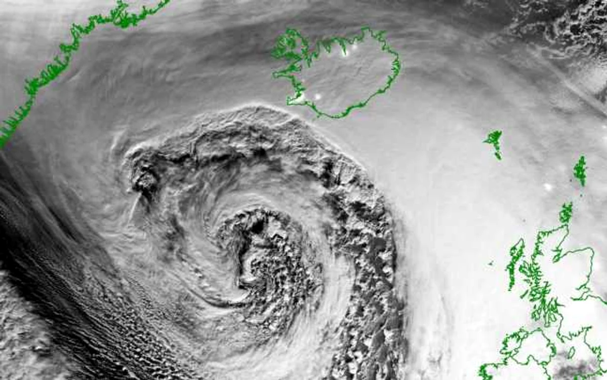 Furtuna Dennis fotografiată din satelit, în apropiere de Islanda (insula este in partea de sus, centrală, a imaginii). Foto via www.severe-weather.eu