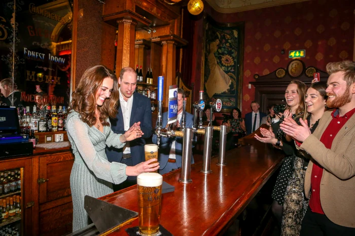 Kate și William s-au descurcat de minune să toarne bere în pahare