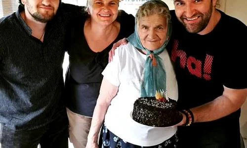 smiley si bunica cu familia 0 jpeg