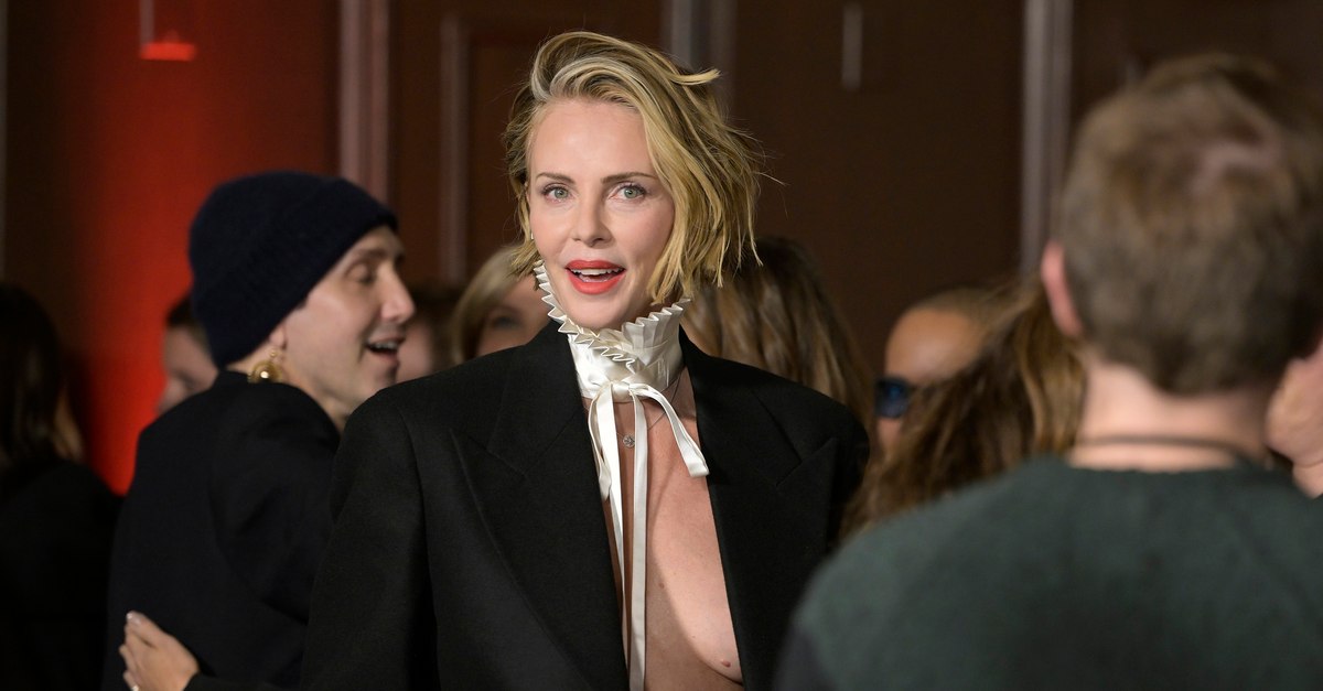 Charlize Theron, alături de fiicele sale la premiera „The Odyssey”