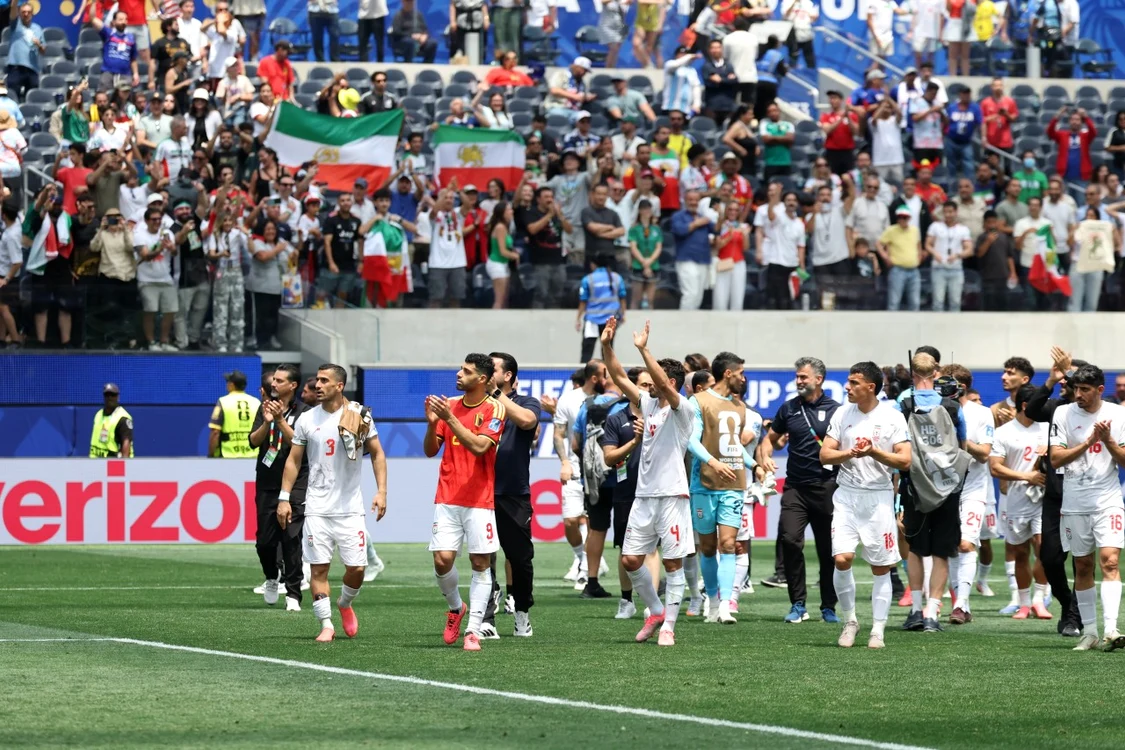  Iranienii au făcut turul de onoare, fiind aplaudați de fani (Foto: EPAImages)