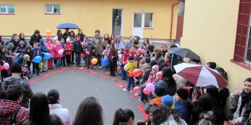 Copiii au creat o inimă uriaşă