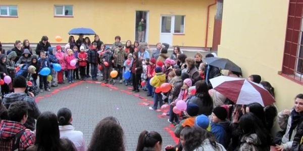 Copiii au creat o inimă uriaşă