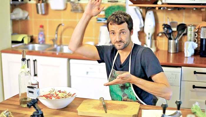 Actorul se filmează gătind în bucătăria de acasă