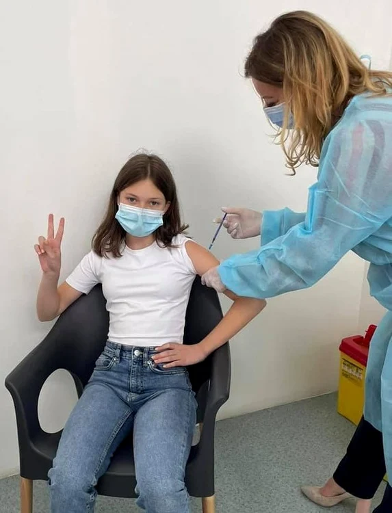 
    Diana (12 ani) se mândrește că deja prinde 7G  