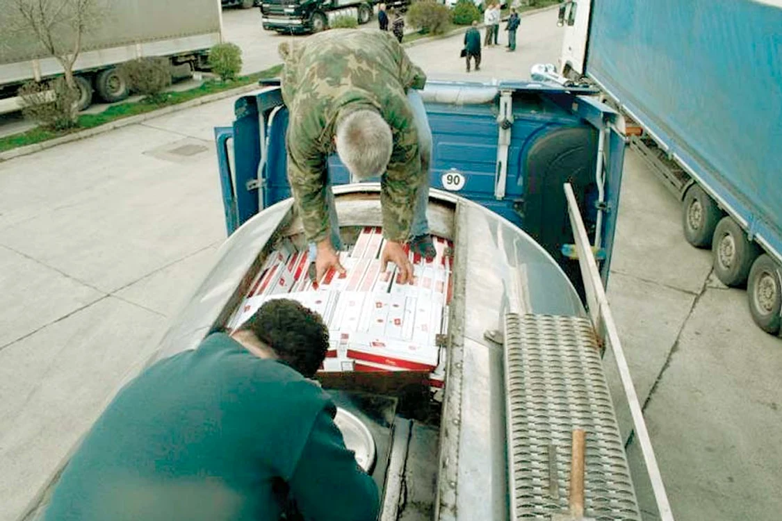 
    Poliţiştii au găsit 76.000 de pachete netimbrate (FOTOGRAFII: Ziarul de Iaşi)  