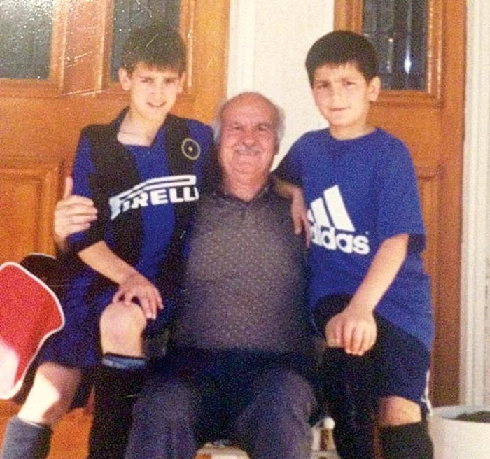Alături de fratele său, pe genunchii bunicului, mari fani ai lui Inter