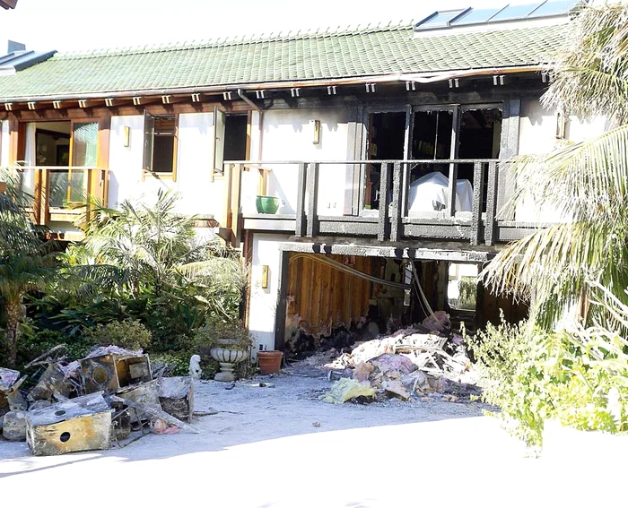 Incendiul a distrus complet  garajul şi un dormitor