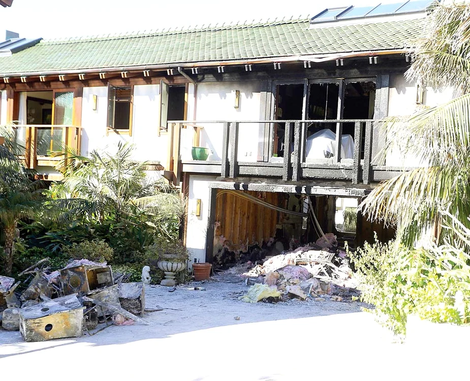 Incendiul a distrus complet  garajul şi un dormitor