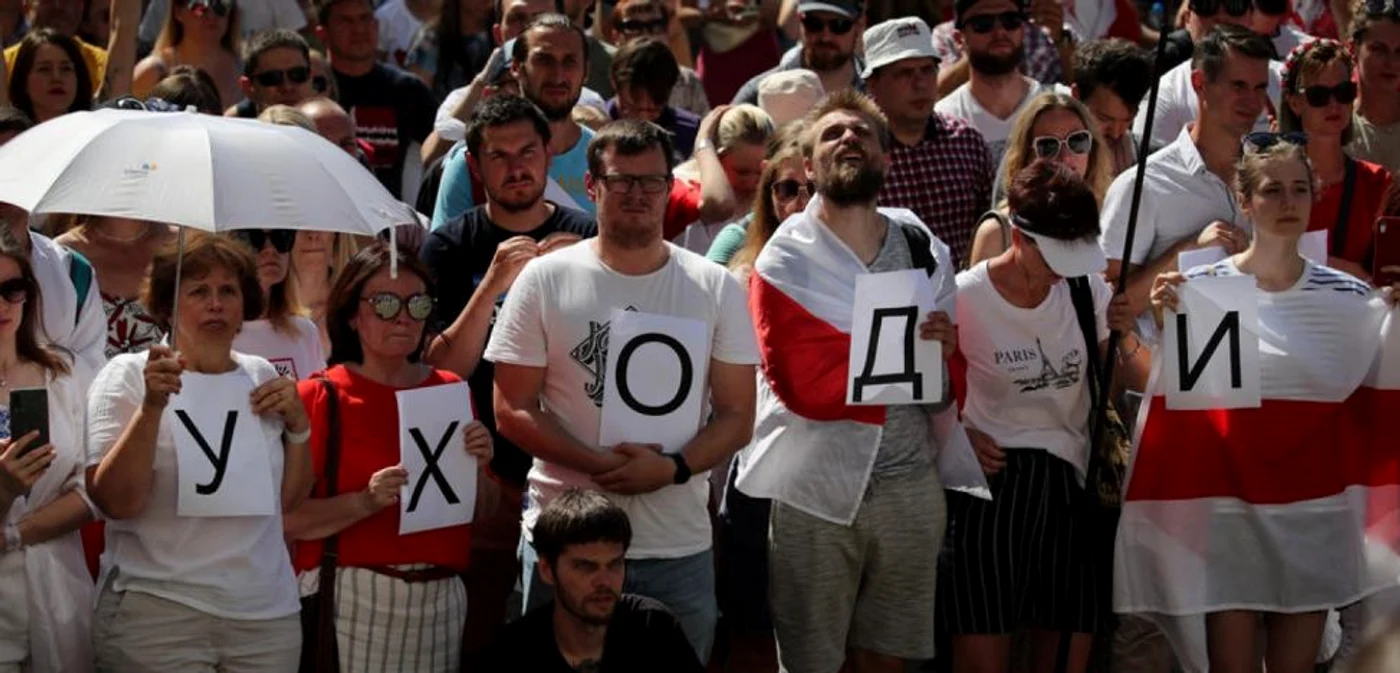 Manifestanţi cerându-i lui Aleksandr Lukaşenko să plece de la putere FOTO EPA-EFE