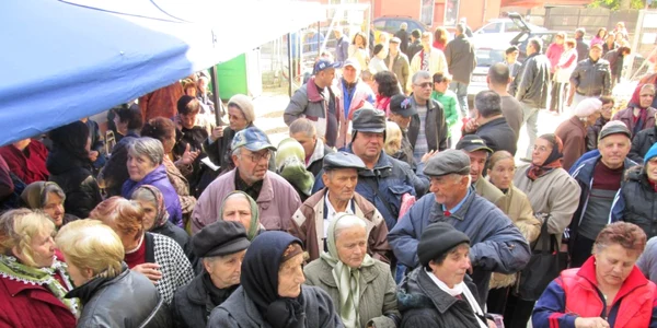Râmnicenii au stat la coadă ore întregi pentru ajutoarele comunitare