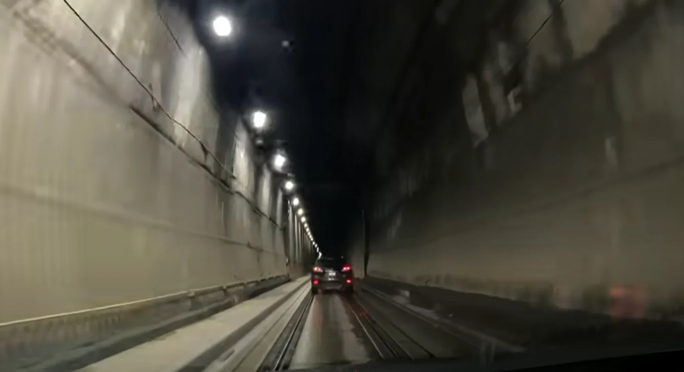 Tunelul care duce în orașul Whittier din Alaska 