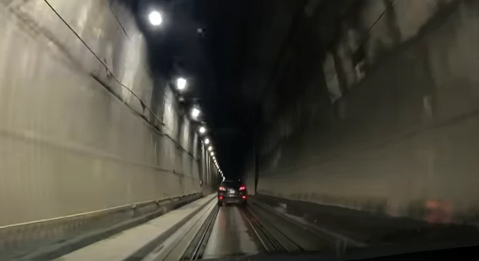 Tunelul care duce în orașul Whittier din Alaska