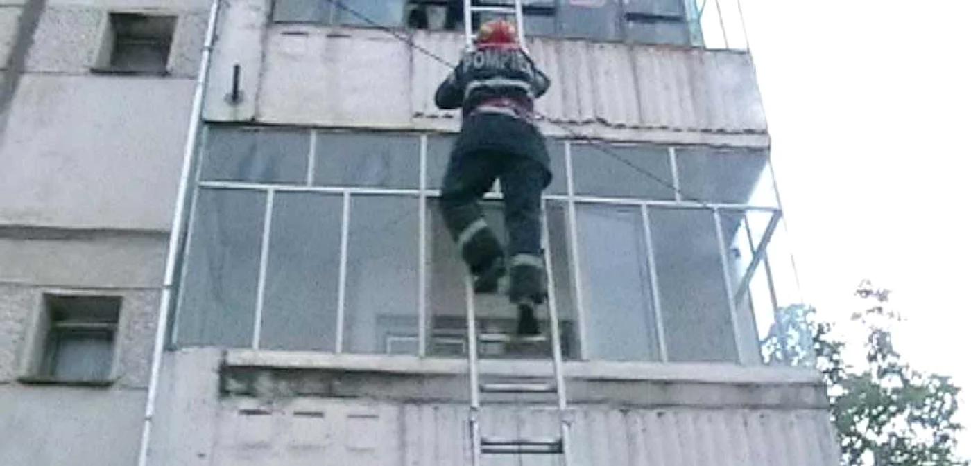 Pompierii au escaladat balconul să ajungă la bătrână