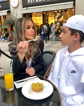 Diana Munteanu la Paris cu fiul ei, David Niculescu (3) jpg