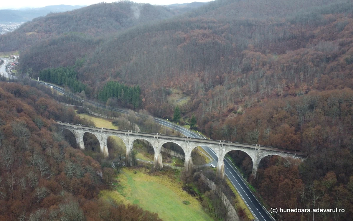 Viaductul. Vedere înspre Brad. Foto: Daniel Guță