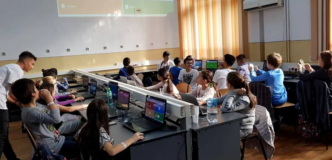 Elevi din cadrul Colegiului Naţional Mircea cel Bătrân Râmnicu Vâlcea Foto FB Colegiul Mirccea cel Bătrân Rm Vâlcea
