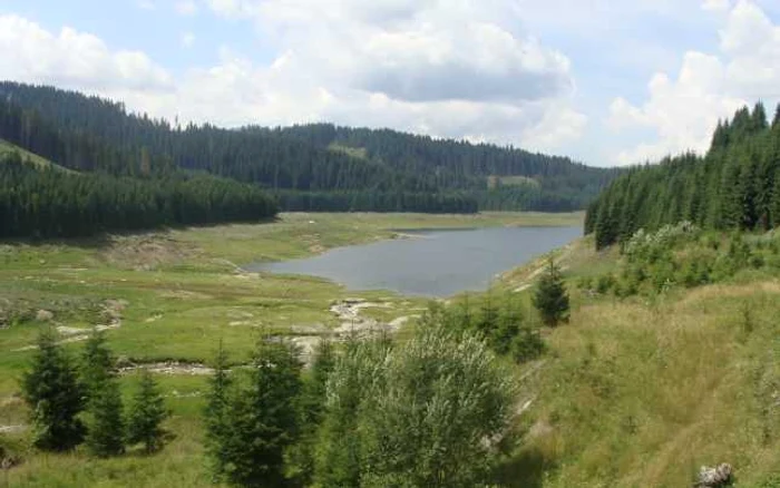 Lacul Vidra, oază de frumuseţe în inima muntilor
