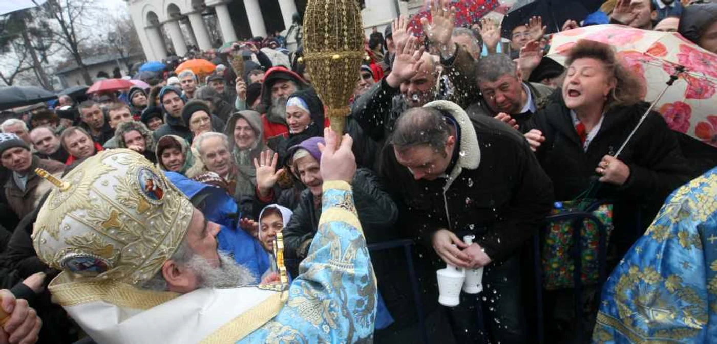Patriarhul Daniel i-a stropit cu apă sfinţită pe credincioşii care au venit astăzi, de Bobotează, pe Dealul Mitropoliei. Foto - Dorin Costanda - Adevărul