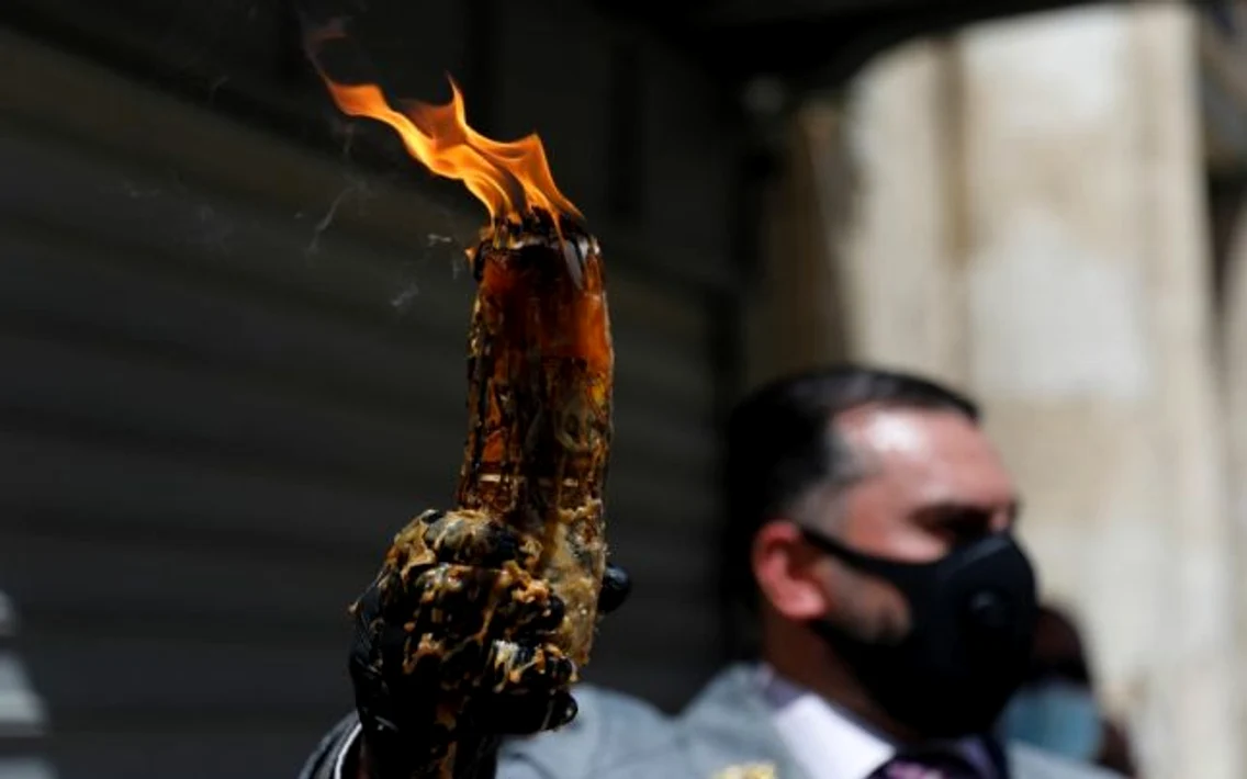 Lumina Sfântă la Ierusalim FOTO AFP / Ahmad Gharabli